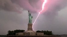 震撼！闪电划破长空  自由女神像多次被“劈”犹如灾难大片