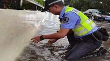 广西南宁：最美守护！暴雨中，他趴进水中用警棍捅开堵点
