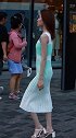 美女穿搭豆绿色连衣裙时髦帅气