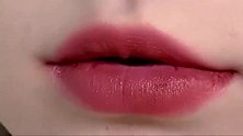 口红不要总抹大红色，试试这种紫色，出来效果真的很惊艳！