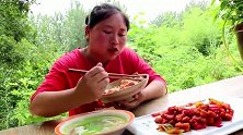 胖妹今天又露一手，做的咕咾肉色泽金黄诱人，看来今天能吃过瘾！