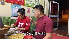 阿谦在家吃着火锅唱着歌 大虾海螺吃的过瘾 那叫一个舒服