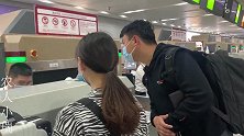 小瑞跟二叔在机场状况百出，飞机晚点二岗丢登机牌，姑娘：心累
