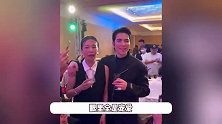 萧敬腾和老婆参加年会，全程搂肩林有慧好宠溺，被众人起哄亲一个