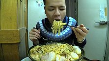 小哥吃一大碗豆芽肉盖面，光看他吃我都觉得撑肚子