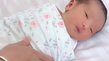 小宝宝今天要出院了，宝宝睁着个大眼睛看来看去，难道舍不得吗