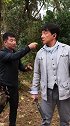 成龙大哥跟外国演员讲解触电反应，说来就来，不愧是象声词大师成龙被电出表情包 急先锋