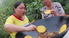 胖妹吃特色家乡菜，大铁锅吃才过瘾，奶奶都嘴馋了