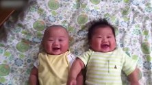 古灵精怪的双胞胎，听着爸爸的教导，看起来真是好可爱啊！