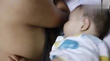 9个月宝宝把爸爸当成妈妈，大晚上直往爸爸怀里钻，这下苦了爸爸