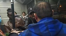 外籍男公交上骚扰女孩 民警霸气警告：别再挑衅中国法律