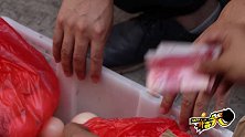 农村瞎子卖鸡蛋，十块钱一袋却收了小伙110块，原因湿润了眼眶