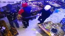5蒙面男子闯入餐饮店 持棍疯狂打砸吓跑顾客