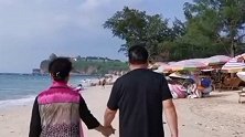 大概这就是爱情的模样了吧，为实现对妻子的承诺，带妻子来海边玩耍！