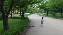 韩国网红小肉娃跑步，这可爱的画面怎么看都不够，萌翻了！