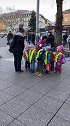 德国冬季幼儿园小朋友出行，注重安全意识！