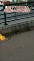 路面下方突然窜出明火 周围群众被紧急疏散
