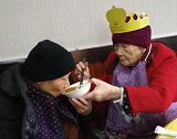 百岁母亲喂生病女儿长寿面 端着面颤颤巍巍让人泪目
