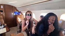 夏奇拉在私人飞机上与好友一起排练世界杯主题曲