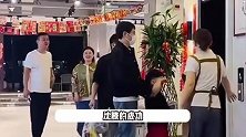 46岁沈腾携妻子出席慈善晚宴，王琦瘦出瓜子脸，换新发型后颜值提升