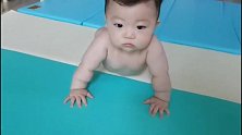 7个月的宝宝学爬，肉乎乎的莲藕臂，虫子一样的爬姿，可爱爆了
