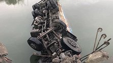 水泥罐车“无人驾驶”闯红灯 撞2人8车后坠河