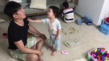 小情人和爸爸吵架，爸爸故意不讲理，气的小娃跳着脚的和爸爸理论
