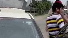 印度开豪车还是骑摩托照样被打，局长亲自带队打，看着真过瘾。