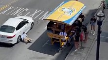 美国：一名醉酒男子摔倒在路上，险些被汽车碾压头部