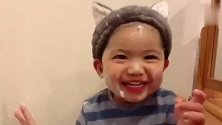 宝宝在给自己的皮肤做保湿！乍一看，我还以为是奶油呢！好萌好可爱