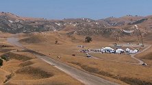 牛人从2500米高空跳下后，发现没带降落伞，相机拍下全过程