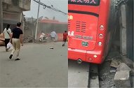 四川自贡公交车调头出事故 撞倒2名行人撞上路边民房