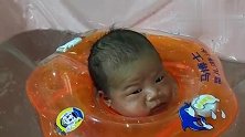 小宝宝游泳的表情好搞笑，一副苦大仇深的样子，简直太逗了！