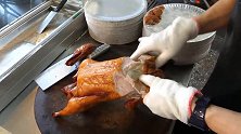 市场里新开了一家北京烤鸭店，香味扑鼻，肉质肥而不腻，真香！