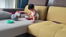 10个月的小宝宝会自己爬沙发了，这努力的样子好可爱，萌翻了