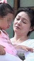 大纯素颜带女儿逛街母爱满满女神看起来一脸苍白很憔悴