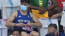 英国：跳水名将戴利在女子三米板决赛现场织起毛衣