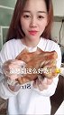 烂乎乎的猪耳朵，小姐姐抱着就直接啃，吃得好过瘾啊