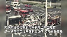 南京河西有轨电车撞人？骑电动车女子因抢灯发生碰撞，现场曝光