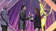 永远的少女时代，秀英为泰妍颁奖获泰妍送花