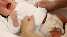 护士小姐姐教新手妈妈如何给新生儿穿衣服，宝宝在她手里好听话