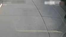 【河北】公交车违停超车道 下车女子被卷渣土车底不幸身亡