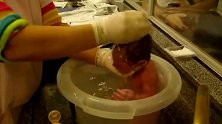 外国护士这样给婴儿洗澡，看看和我们的有什么不同！