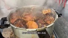 福建光头大叔做特色封肉40多年，1份卖50，高峰1天卖1000多份