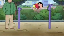 蜡笔小新：小新手脚并用挂在单杠上，一阵风袭来把他吹得团团传