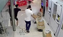发型剪砸了被怼 理发师情绪失控飞踹男顾客