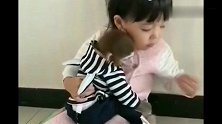 打雷猴子怕得要死，小姑娘像妈妈一样抱着它