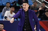 广东男篮主帅杜锋：有些年轻球员“躺赢”三连冠后就飘了！