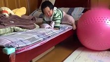 11个月宝宝一不留神学会下床了，以后床再也困不住我家神兽了