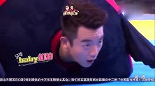 baby拼尽全力抬起李晨，用脚阻止其趴回地上，太搞笑了